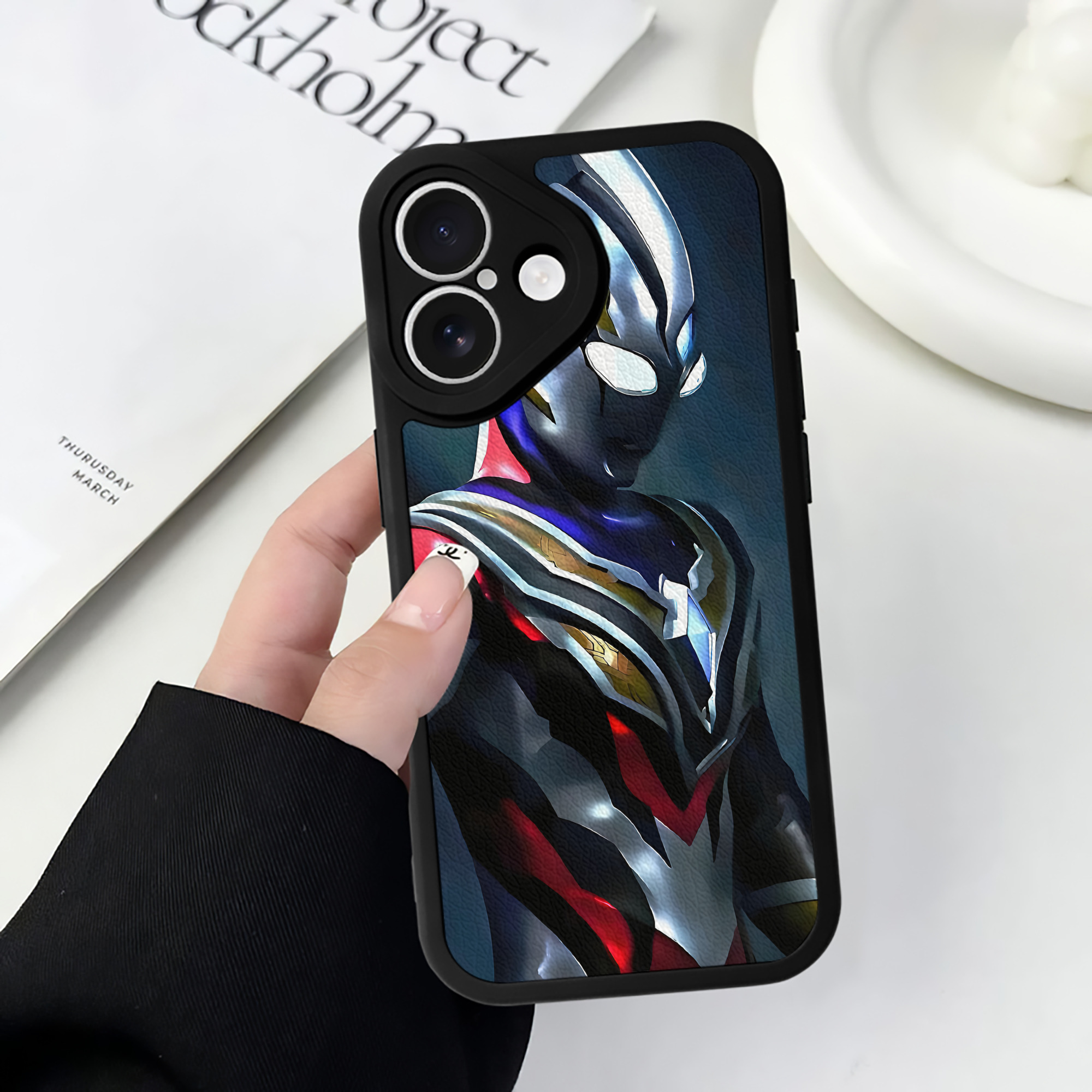 （画像用） ウルトラマン Ultraman 【iPhone 16シリーズ対応】シリコンスマホケース（レザー調） 材質：シリコン